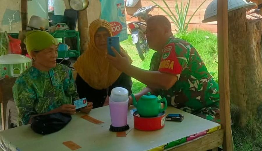Babinsa Desa Ceruk Dampingi Warga Daftar Bansos Lewat Aplikasi Perlinsos