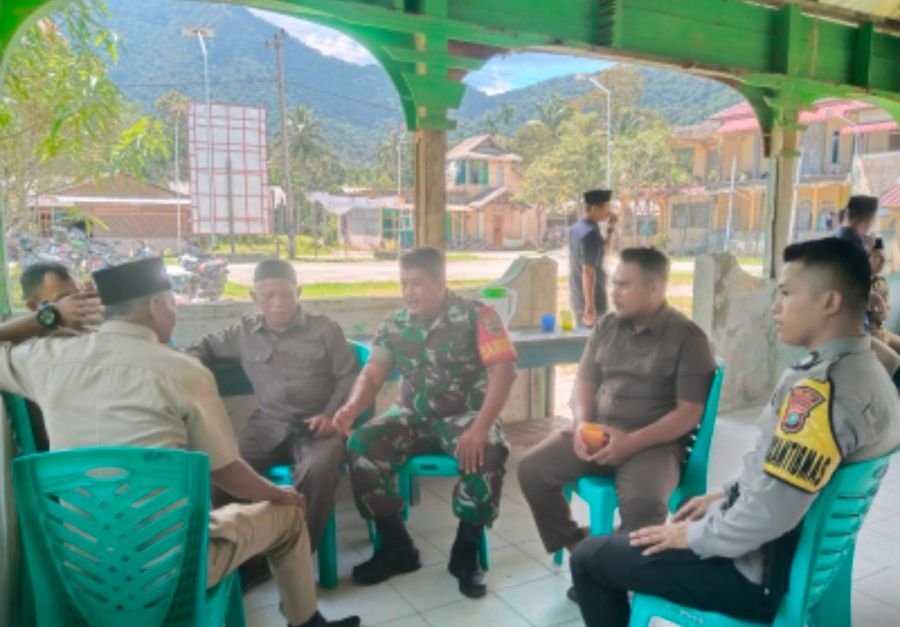 Babinsa Desa Ceruk Gelar Komsos, Ajak Warga Wujudkan Lingkungan Bersih, Aman, dan Nyaman