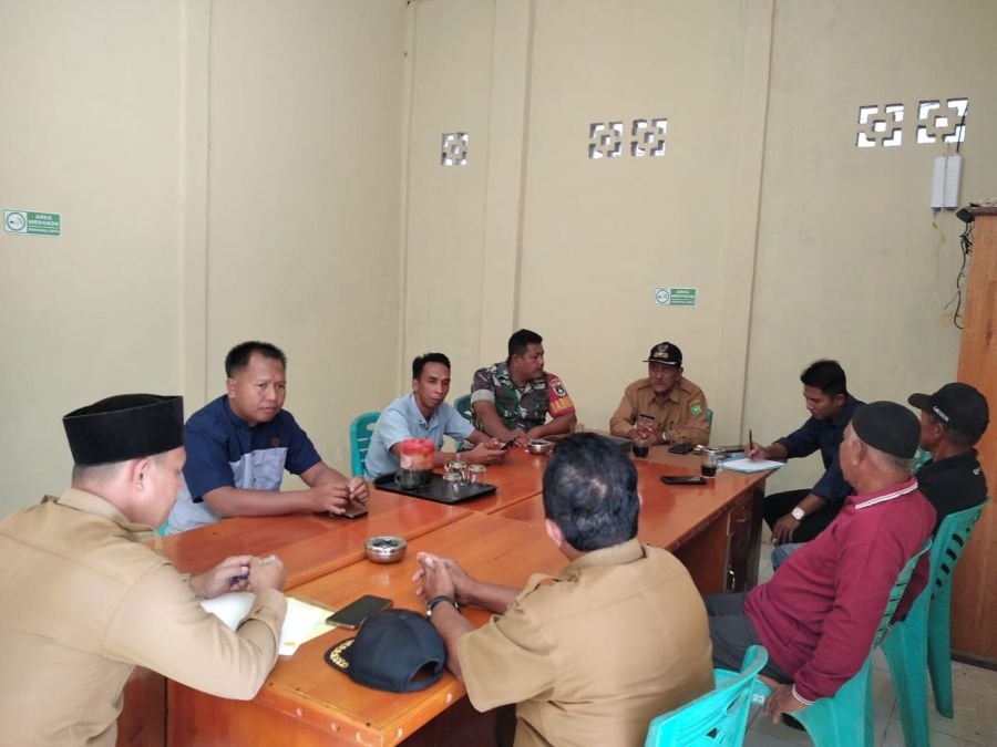 BABINSA DESA CERUK LAKSANAKAN KOMSOS BERSAMA KEPALA DESA DAN PERANGKAT DESA