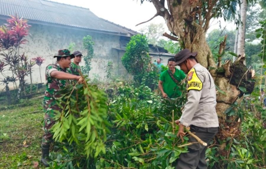 Babinsa Desa Ceruk Pelopori Gotong Royong, Wujudkan Masjid Bersih dan Pererat Kebersamaan