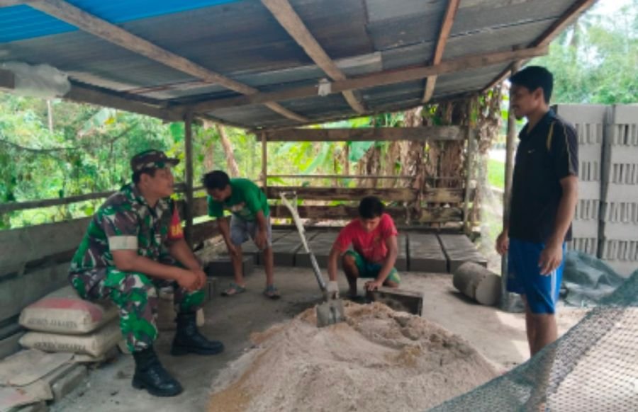 Babinsa Desa Ceruk Pererat Silaturahmi dan Ajak Warga Bersama Jaga Kamtibmas