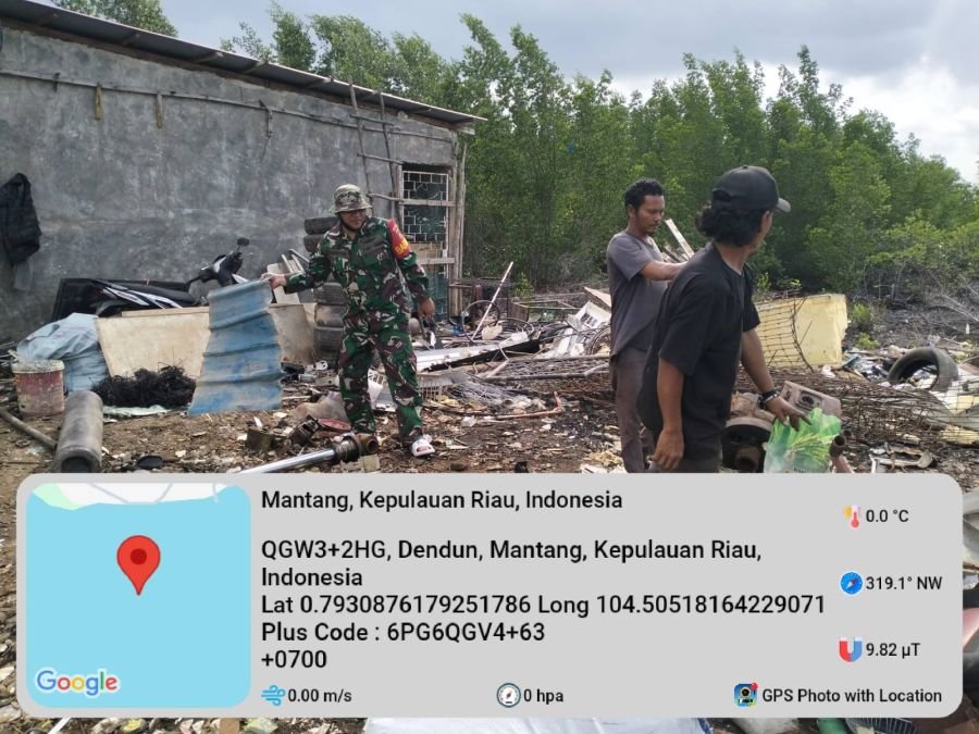 Babinsa Desa Dendun, Kecamatan Mantang, Kabupaten Bintan, melaksanakan kegiatan gotong royong