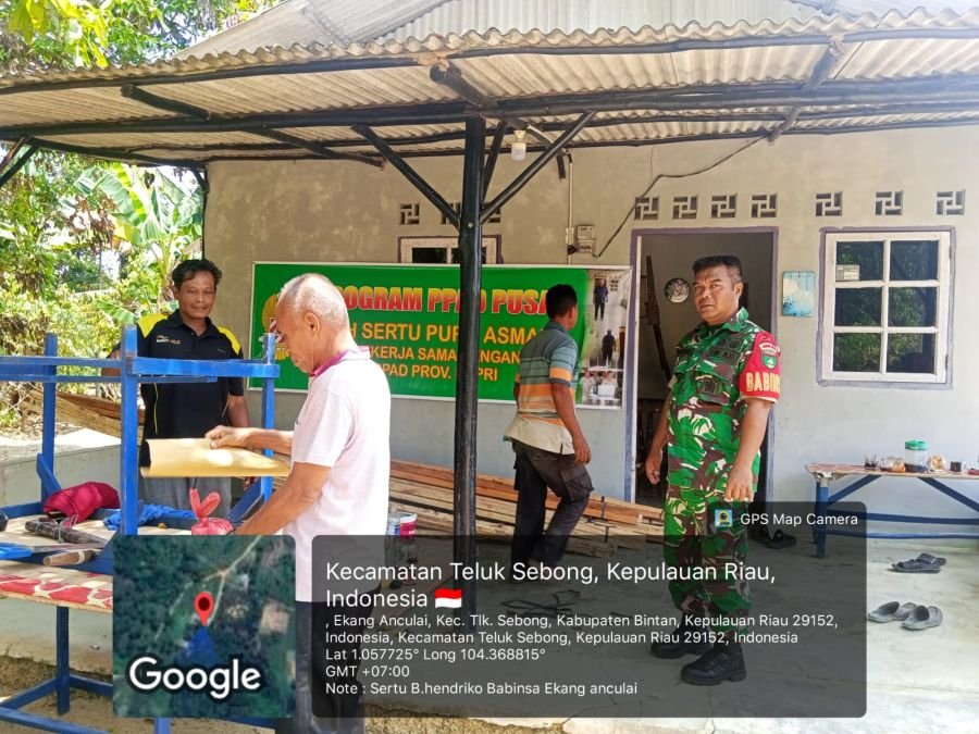 Babinsa Desa Ekang Anculai Sertu Budhi Hendriko Monitoring Bantuan Perehapan Rumah Pensiunan TNI