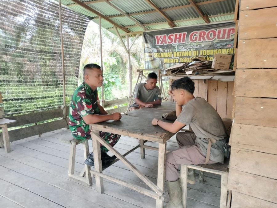 Babinsa Desa Gunung Bungsu Koramil 12/XIII Koto Kampar Kodim 0313/KPR Jalin Silaturahmi Bersama Masy