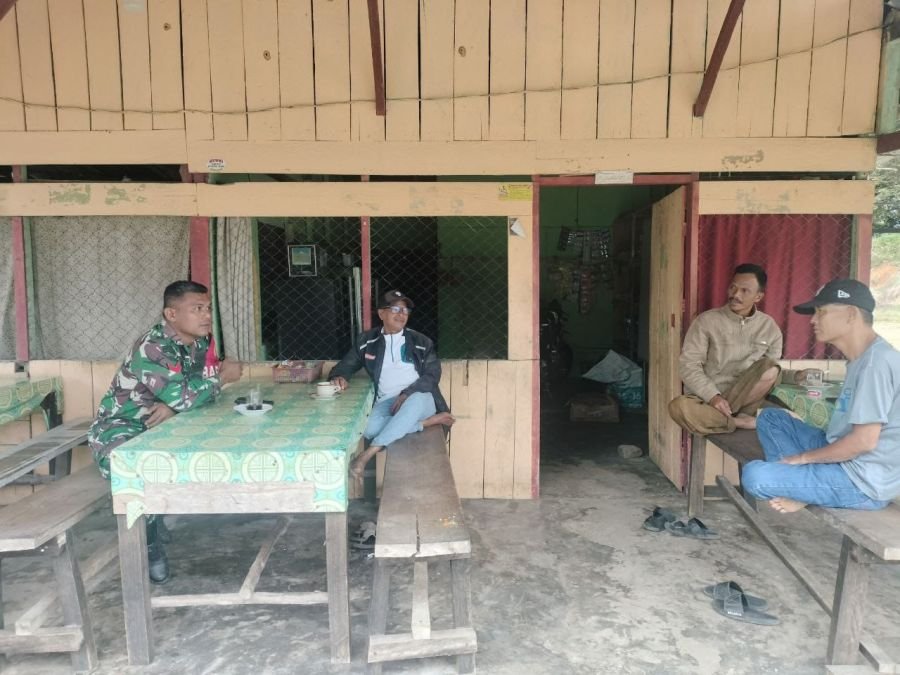 Babinsa Desa Gunung Bungsu Laksanakan Komsos, Pererat Silaturahmi dan Jaga KamtibmaS