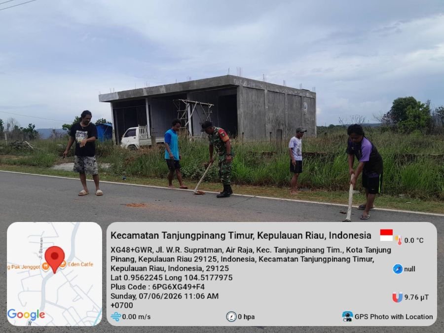 Babinsa Desa Gunung Kijang Bersama Pemuda Gotong Royong Bersihkan Jalan Umum