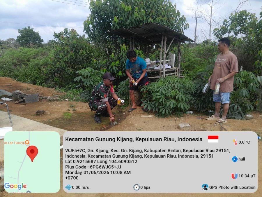 Babinsa Desa Gunung Kijang Imbau Masyarakat Bersihkan Lingkungan, Cegah Genangan Air Sarang Nyamuk
