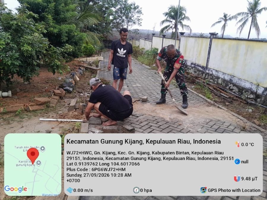 Babinsa Desa Gunung Kijang, Kecamatan Gunung Kijang, Kabupaten Bintan, melaksanakan kegiatan gotong