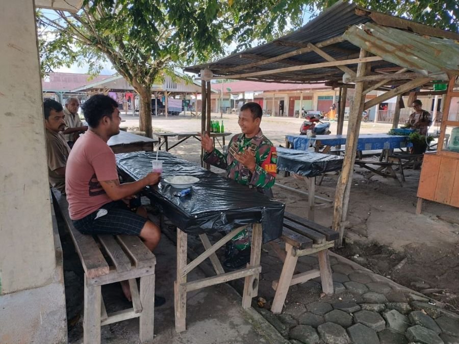 Babinsa Desa Gunung Malelo Koramil 12/XIII Koto Kampar Perkuat Silaturahmi Lewat Komsos Bersama Warg