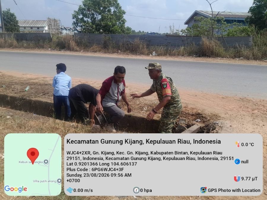 Babinsa Desa Gunung?Kijang Pimpin Gotong?Royong Bersihkan Selokan di Kampung?Flores, Cegah Genangan