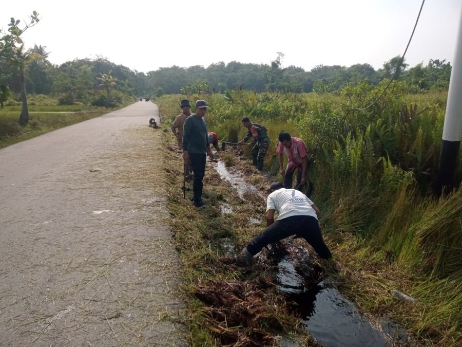 Babinsa Desa Insit Ajak Warga Gotong Royong Bersih-Bersih Lingkungan*