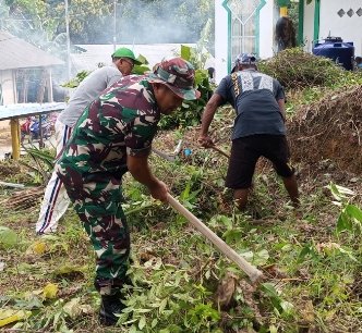 Babinsa Desa kampung hilir memimpin langsung Goro di surau asshaleh.