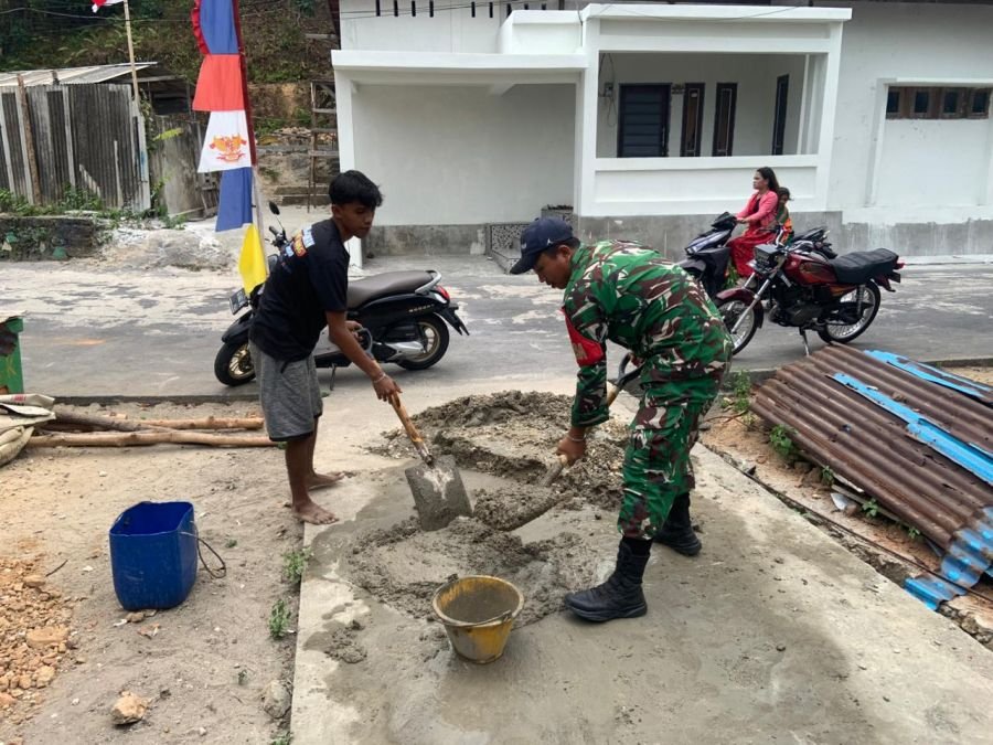 BABINSA DESA KAMPUNG MELAYU MELAKSANAKAN BINTER DENGAN MEMBANTU WARGA MENGECOR TIANG RUMAH