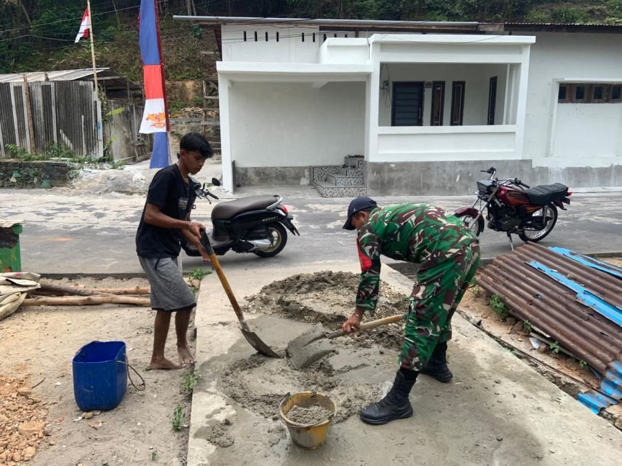 BABINSA DESA KAMPUNG MELAYU MELAKSANAKAN BINTER DENGAN MEMBANTU WARGA MENGECOR TIANG RUMAH