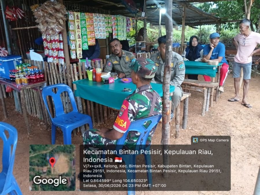 Babinsa Desa Kelong Bersama Satpol PP Himbau Warga Jaga Kebersihan Lingkungan