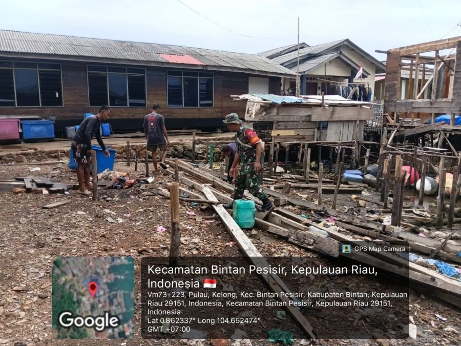 Babinsa Desa Kelong Pimpin Gotong Royong Bersama Pemuda dan Masyarakat di RW 02 RT 07