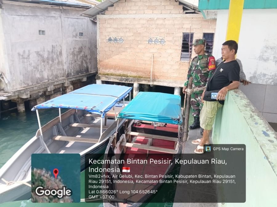 Babinsa Desa Kelong, Sertu Ruksin, menyampaikan himbauan keselamatan kepada warga Desa Kelong.