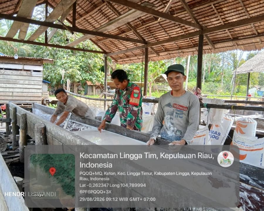 Babinsa Desa Keton Ingatkan Warga Jaga Kebersihan Saat Mengolah Sagu
