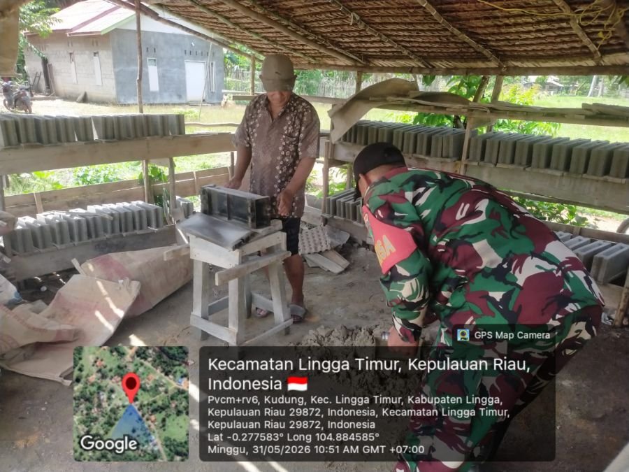 Babinsa Desa Kudung Bantu Warga Produksi Batako, Dorong Peningkatan Ekonomi Masyarakat