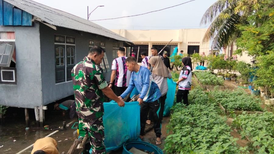 Babinsa dan Warga Desa Kukup Bersihkan Sampah di Pesisir Tambelan