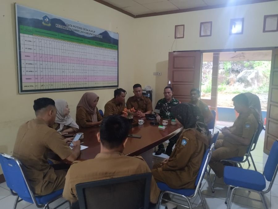 Babinsa Desa Kukup Kawal Pendataan Warga dan Percepatan Pembuatan KTP