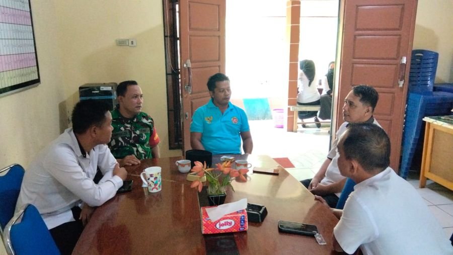 Babinsa Desa Kukup Serma Amrialdi Melaksanakan Musyawarah Kamtibmas Bersama Staf Desa dan Ketua Pemu