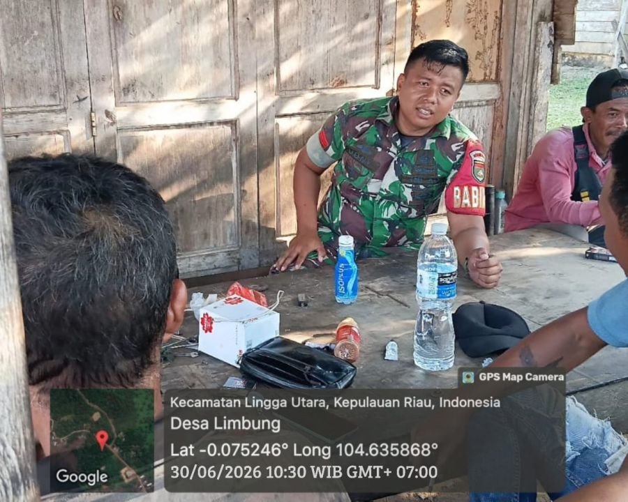 Babinsa Desa Limbung Ajak Warga Jaga Kebersihan Lingkungan Melalui Kegiatan Komsos