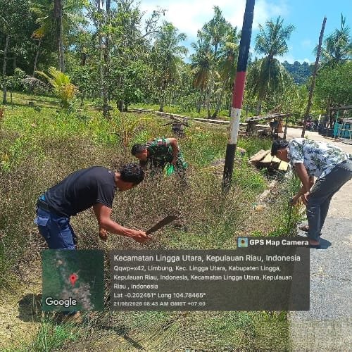 Babinsa Desa Limbung Bersama Warga Gelar Gotong Royong Bersihkan Bahu Jalan, Wujudkan Lingkungan Ber
