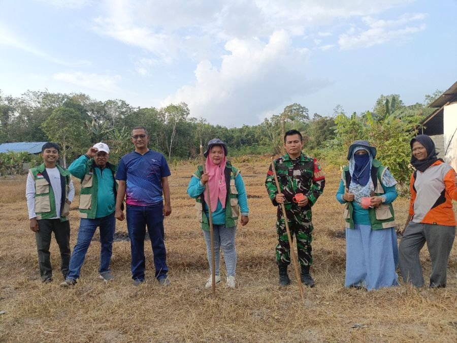 Babinsa Desa Lubuk Bersama Ppl dan Kelompok Tani Laksanakan Penanaman Padi Gogo
