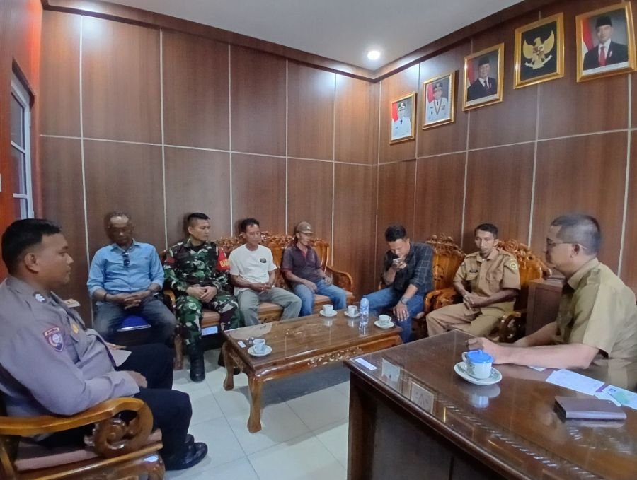 BABINSA DESA LUBUK PRAKA TURISMAN MENDROFA HADIRI MEDIASI PERMASALAHAN WARGA DI KANTOR DESA