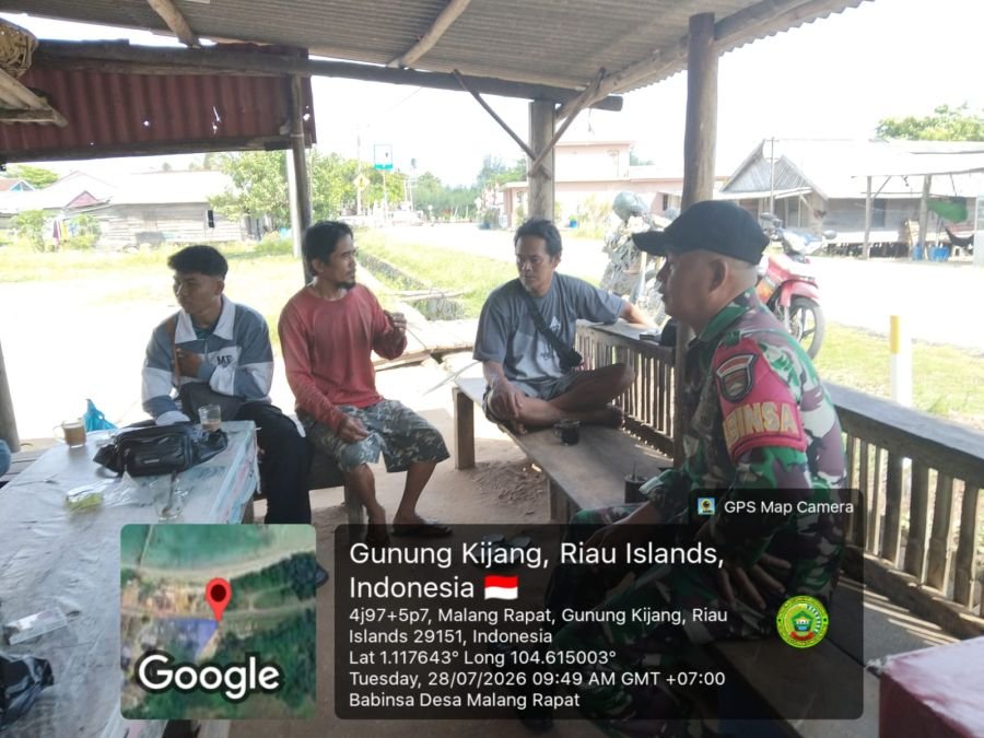 BABINSA DESA MALANG RAPAT INGATKAN NELAYAN PULAU PUCUNG WASPADA PERUBAHAN CUACA SAAT BERLAYAR.