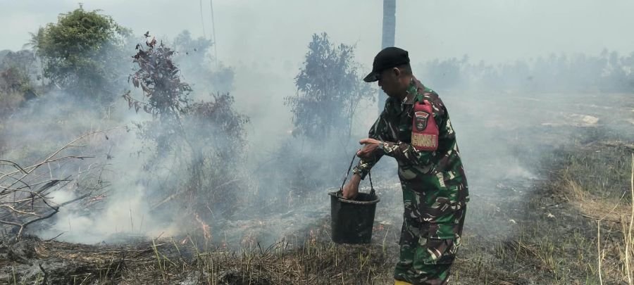 Babinsa Bintan Padamkan Kebakaran Lahan di Desa Malang Rapat