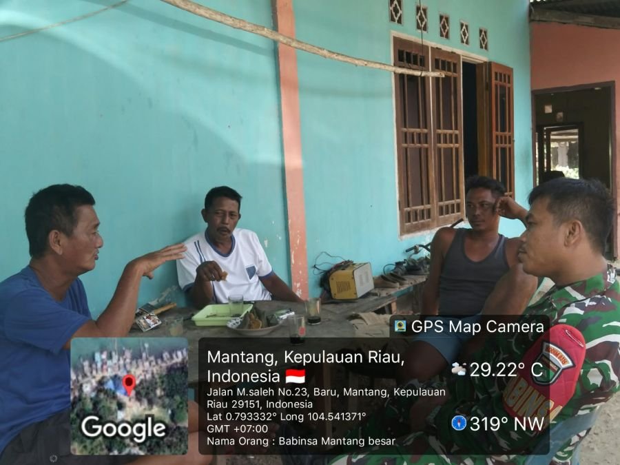 Babinsa Desa Mantang Besar, Kec. Mantang, melaksanakan himbauan kepada warga  jaga Kamtibmas.