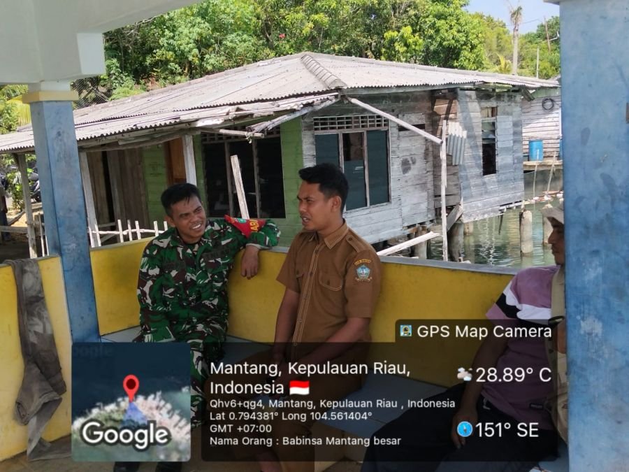 Babinsa Desa Mantang Besar, Serda L.P Gultom, menyampaikan himbauan bermanfaat kepada para nelayan.
