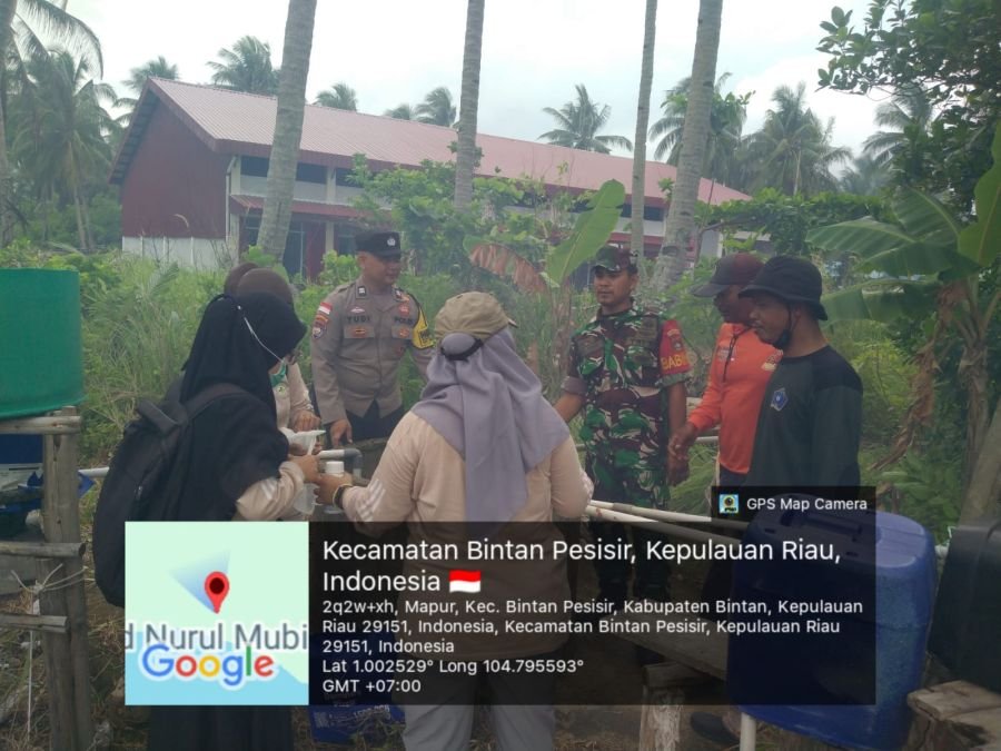 Babinsa Desa Mapur Bersama Tim Puskesmas Kelong Lakukan Pengecekan Sumur Warga.