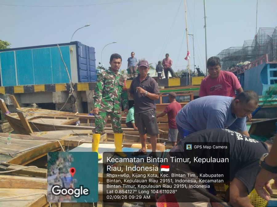 Babinsa Desa Mapur Himbau Nelayan Periksa Kelengkapan Keselamatan Kapal Sebelum Berlayar