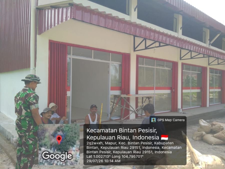 BABINSA DESA MAPUR HIMBAU PEKERJA PERCEPAT PENYELESAIAN PEMBANGUNAN KDKMP.