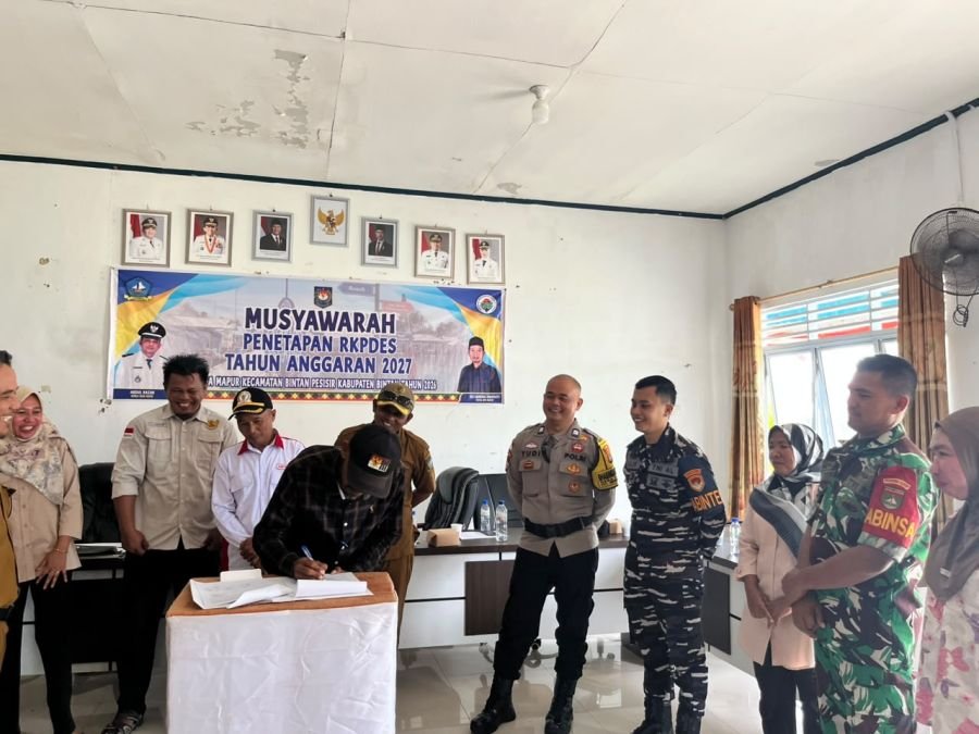 Babinsa Desa Mapur, Kec. Bintan Pesisir, Kab. Bintan, menghadiri kegiatan Musyawarah RKPDes 2027.