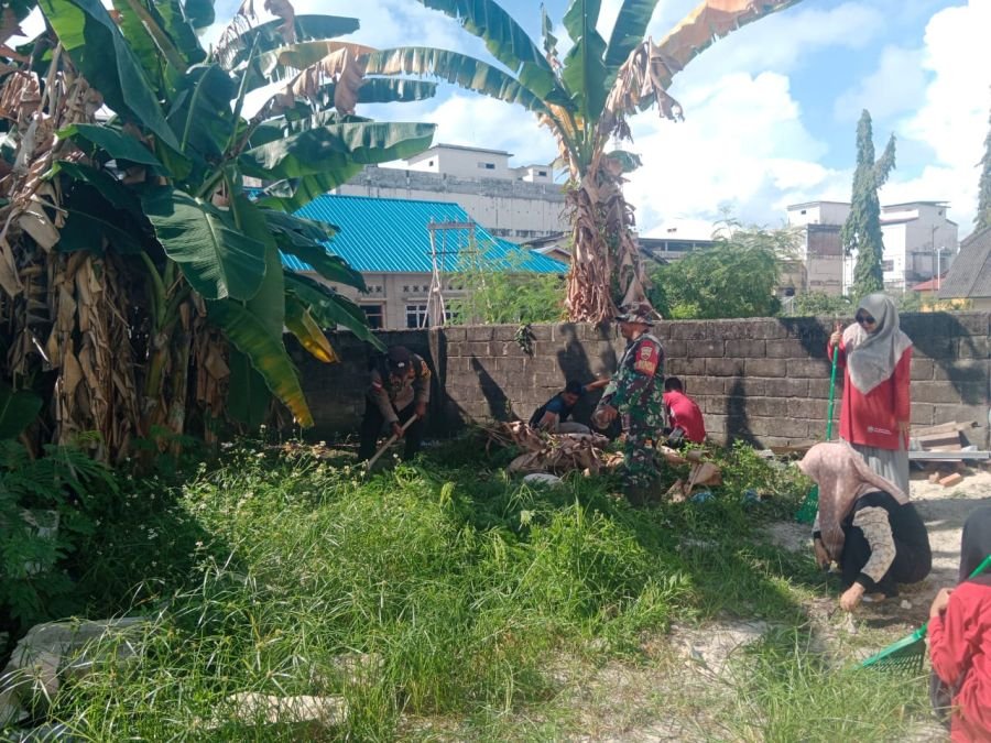 Babinsa Desa Marok Tua Bersama Warga Gelar Gotong Royong Cegah Penyebaran DBD di Kampung Baru