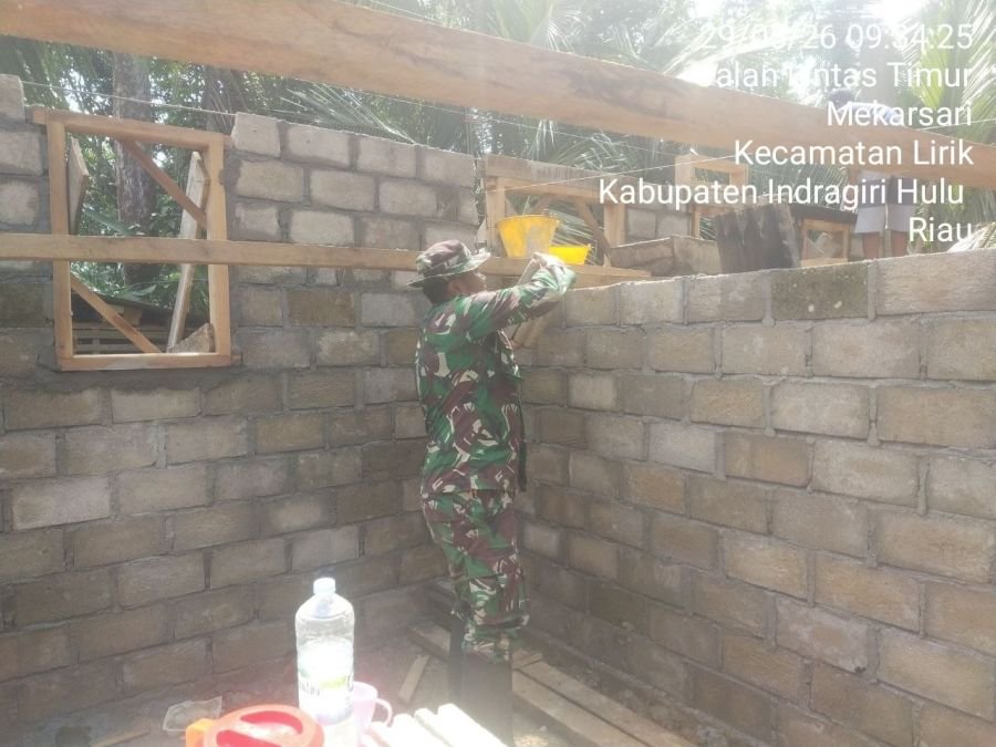Babinsa Desa Mekarsari Bantu Pasang Batako Warga