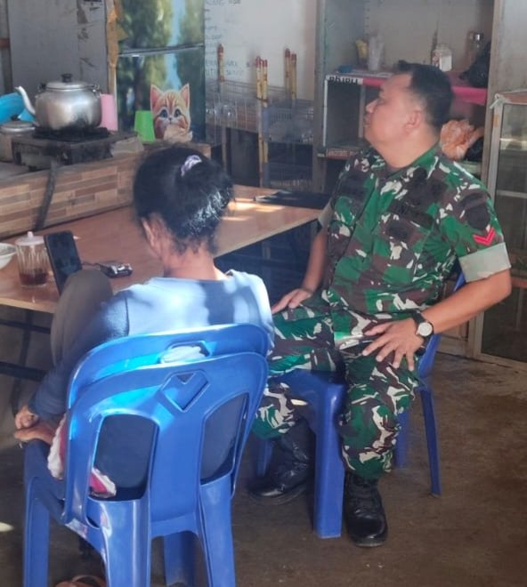 Babinsa Desa Mentebung Pererat Silaturahmi Melalui Kegiatan Komsos Bersama Warga
