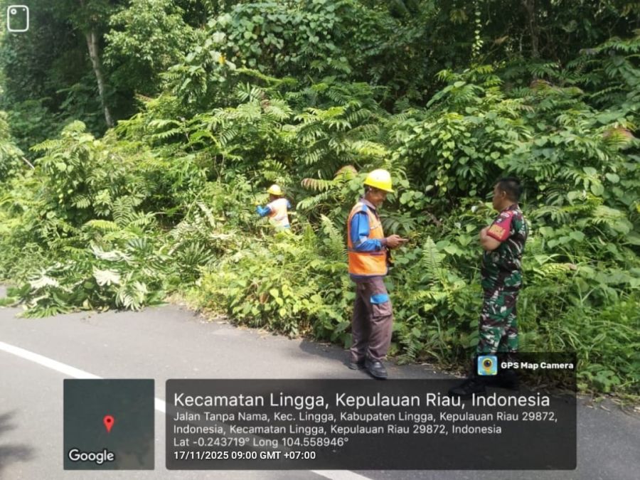 Babinsa Desa Merawang Dampingi Petugas PLN Cek Jaringan SUTM, Upaya Antisipasi Gangguan Listrik di K