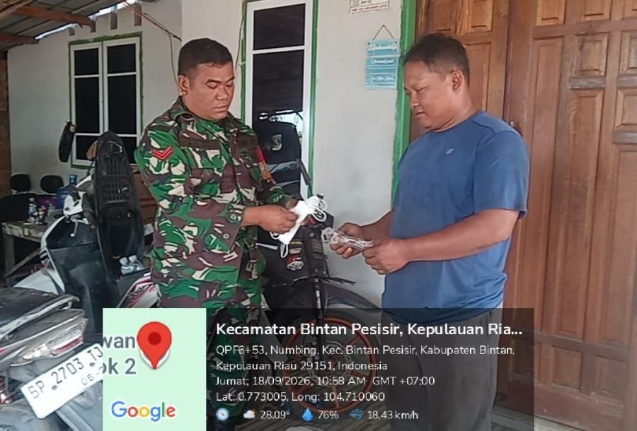 Babinsa Desa Numbing Bagikan Masker Serta Himbau Warga Cegah Dampak Kabut Asap