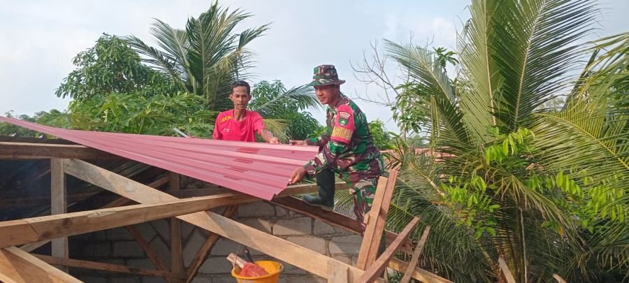 Babinsa Desa Pangkil Bantu Warga Renovasi Rumah agar Layak Huni