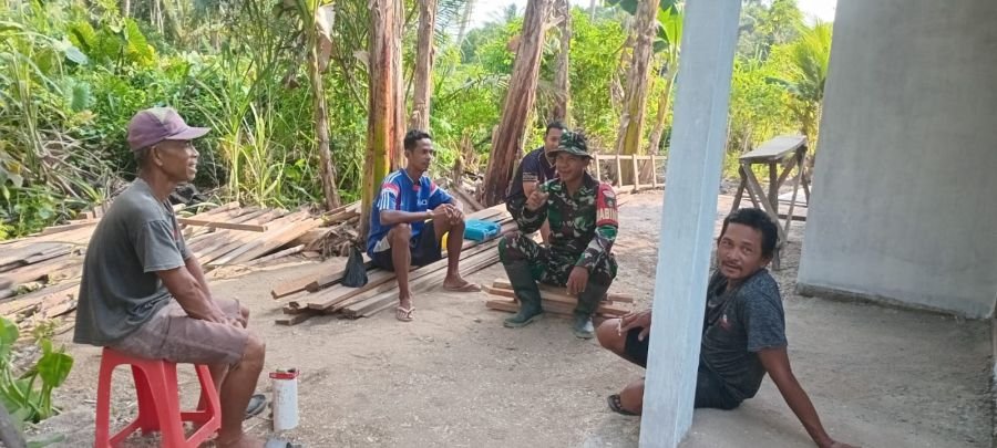 Babinsa Desa Pangkil Sertu Edi Yanto Imbau Warga Waspada Kebakaran Hutan dan Lahan