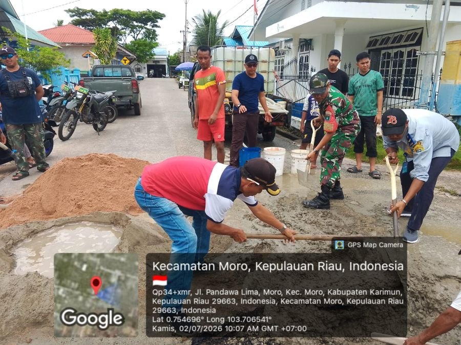 Babinsa Desa Pauh Gotong Royong Buka Akses Jalan Bersama Warga
