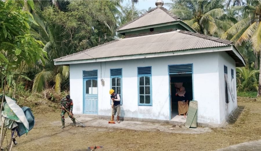 Babinsa Desa Pengadah Bantu Warga Bersihkan Surau, Wujudkan Kepedulian dan Semangat Gotong Royong