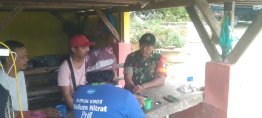 Babinsa Desa Penghujan Edukasi Warga Waspada Karhutla dan Keselamatan Berkendara.