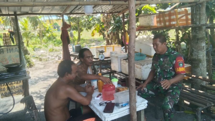 Babinsa Desa Penghujan Imbau Warga Waspada Cuaca Panas dan Angin Kencang.