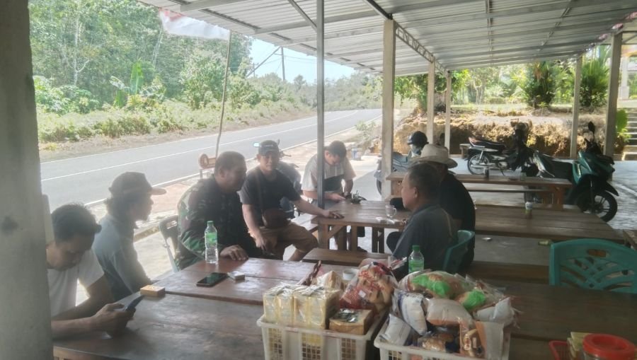 Babinsa Desa Penghujan melaksanakan kegiatan pembinaan teritorial (Binter).